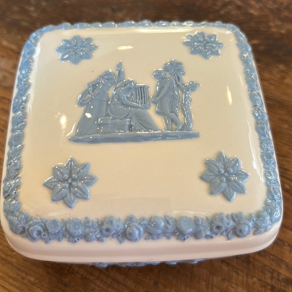 Wedgwood embossed trinket box - Picture 1 of 11